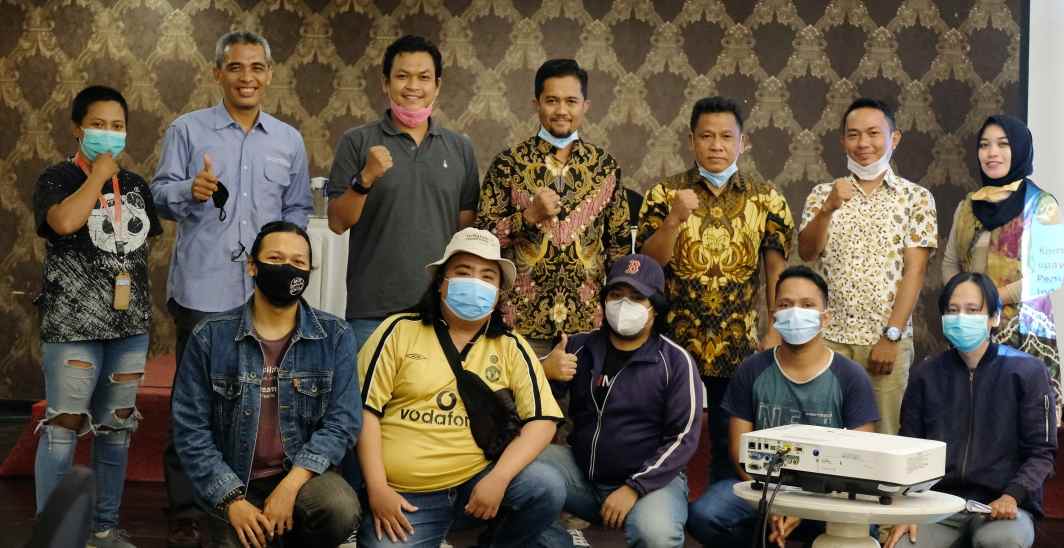 MEDIA GATHERING : Staf Ahli Gubernur Kaltara, Edy Suharto berfoto bersama media dari Kaltim yang mengikuti media gathering gelaran YKAN, Kamis (17/12).
