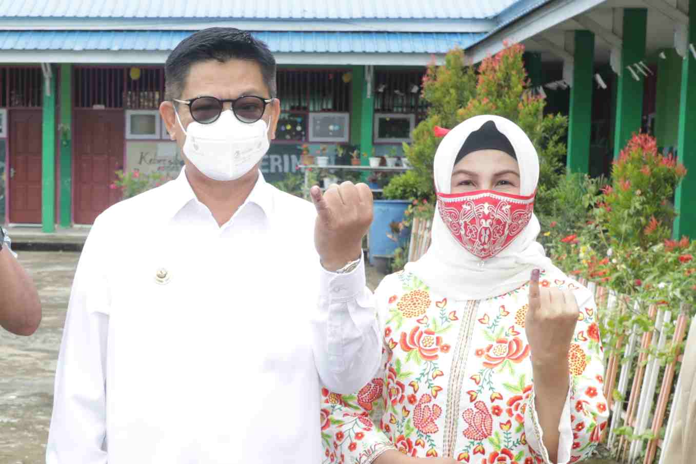 HAK PILIH : Gubernur Kaltara, Dr H Irianto Lambrie beserta istri, dan Wagub Kaltara H Udin Hianggio beserta istri saat menggunakan hak pilihnya pada Pilkada Serentak 2020, Rabu (9/12) pagi.