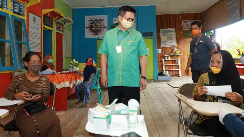 PELAYANAN : Gubernur Kaltara, Dr H Irianto Lambrie saat meninjau pelayanan kesehatan ‘Dokter Terbang’ yang dilaksanakan di salah satu desa di Kaltara, belum lama ini.