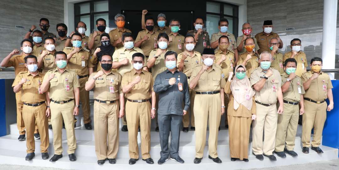 APRESIASI : Gubernur Kaltara, Dr H Irianto Lambrie dan sejumlah kepala OPD lingkup Pemprov Kaltara berfoto bersama Teguh Setyabudi yang mengakhiri masa jabatannya sebagai Pjs Gubernur Kaltara per 5 Desember lalu.