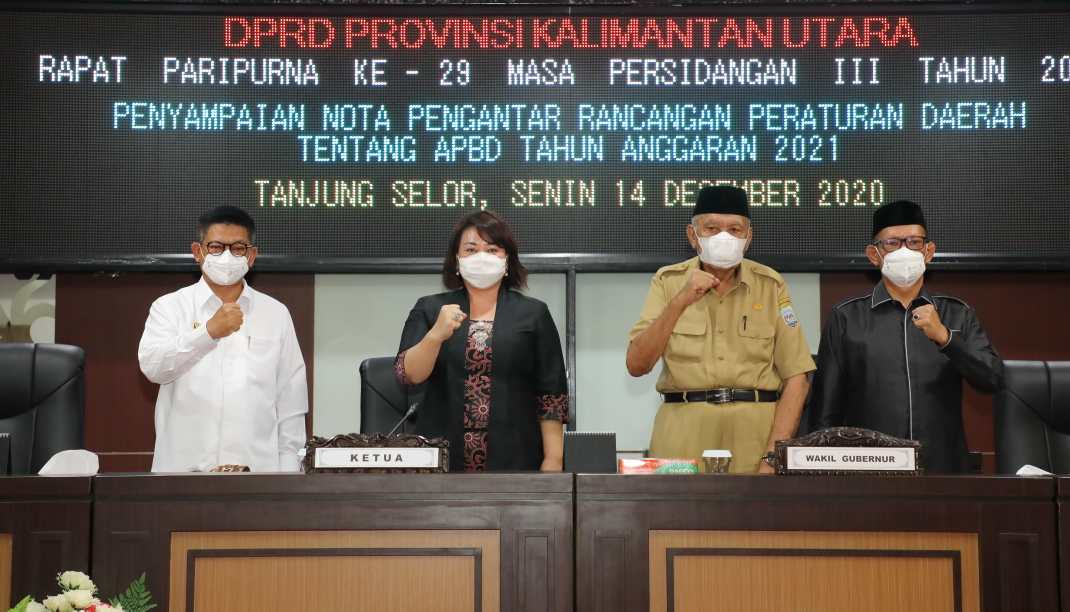 PARIPURNA : Gubernur Kaltara, Dr H Irianto Lambrie berfoto bersama Ketua DPRD Kaltara Norhayati Andris dan Wagub Kaltara H Udin Hianggio usai Rapat Paripurna Penyampaian Nota Pengantar RAPBD TA 2021, Senin (14/12).