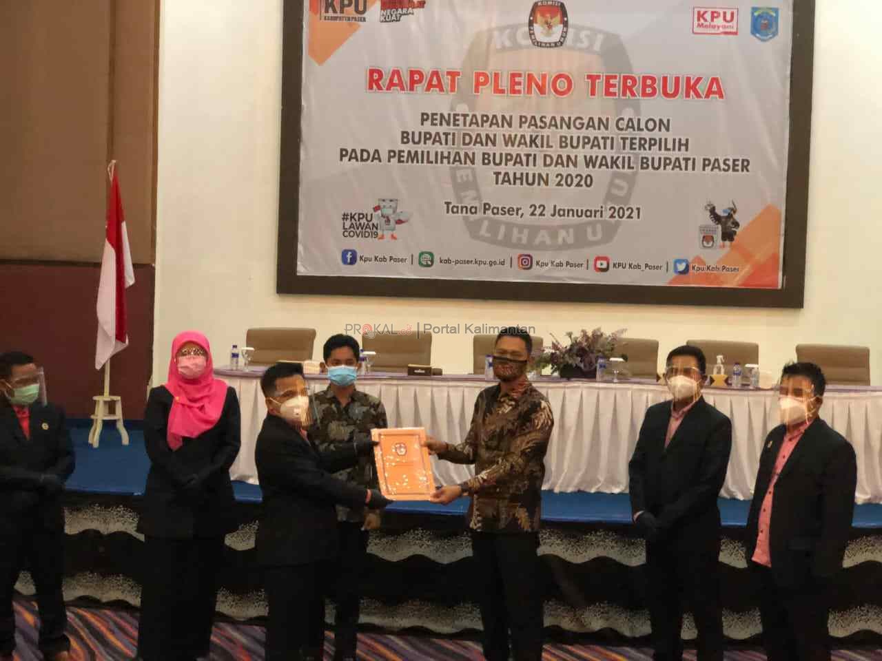 SEGERA PROSES: Ketua DPRD Paser Hendra Wahyudi saat menerima salinan penetapan pemenang Pilkada 2020 melalui rapat pleno oleh KPU Paser, Jum