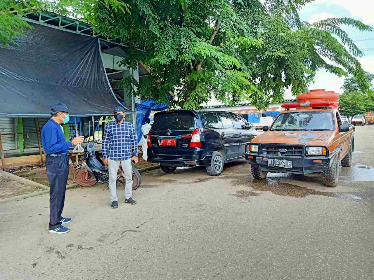 Muhammad Saleh (kanan) saat meninjau operasi yustisi dan penyemprotan disinfektan di Pasar Senaken, Sabtu (6/2).