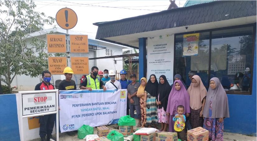 BENTUK KEPEDULIAN: PLN UPDK Balikpapan saat menyalurkan bantuan melalui YBM dan dilakukan dalam dua tahap.