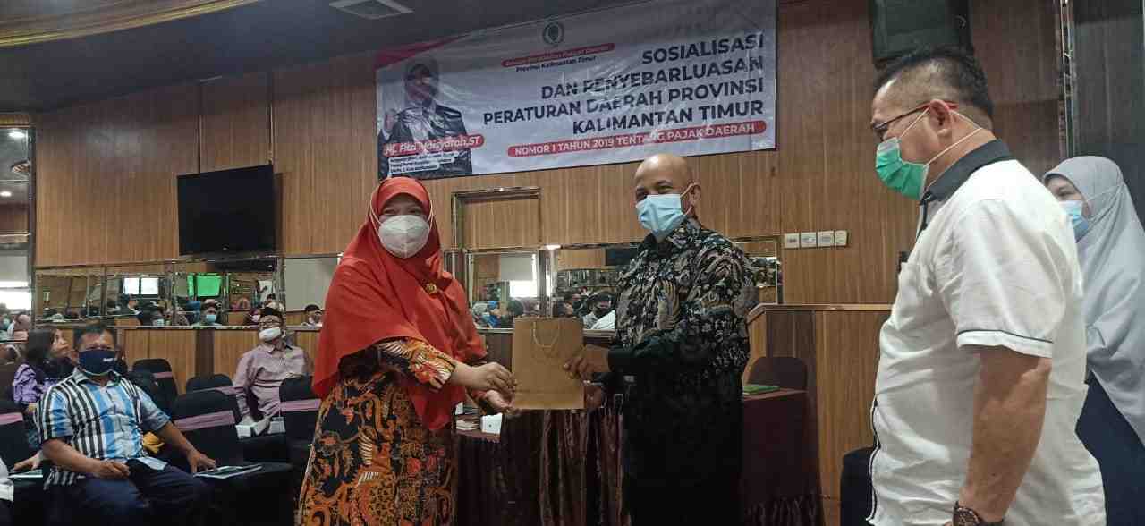 PENTINGNYA SOSIALISASI: Fitri Maisyaroh berikan cinderamata kepada Idham Mustari disaksikan Komar Setiawan.