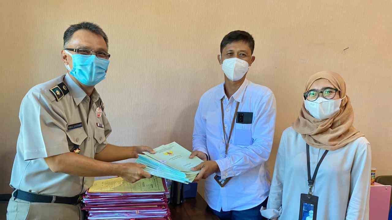 SERAHKAN SERTIFIKAT: Kasi Penetapan Hak dan Pendaftaran Tanah Kantor Pertanahan PPU Ahmad Syafruddin (kiri) menyerahkan 21 sertifikat tanah aset PLN kepada perwakilan PLN UIP Kalbagtim.