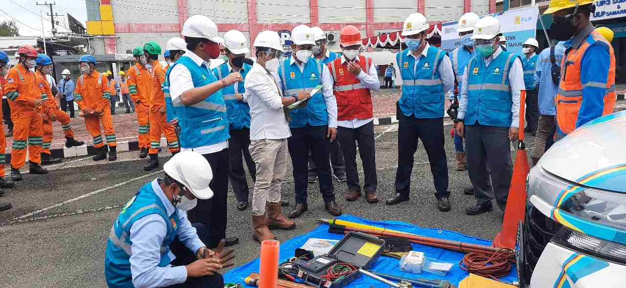 GM PLN UIW Kaltimra Saleh Siswanto saat mengecek peralatan untuk tim khusus pekerjaan dalam keadaan bertegangan (PDKB) mobile, pada Selasa (6/4).