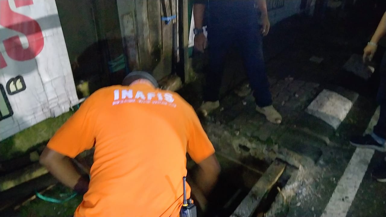 Tim evakuasi berusaha mengeluarkan jasad korban dari gorong-gorong, Selasa (6/4). (ISTIMEWA)