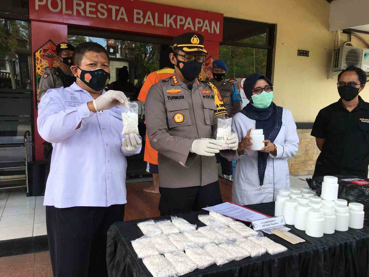 GAGAL EDAR : Polisi saat menunjukkan barang bukti Double L sebanyak 21.000 butir, yang rencananya akan diedarkan pelaku di Balikpapan, Kamis (8/4)