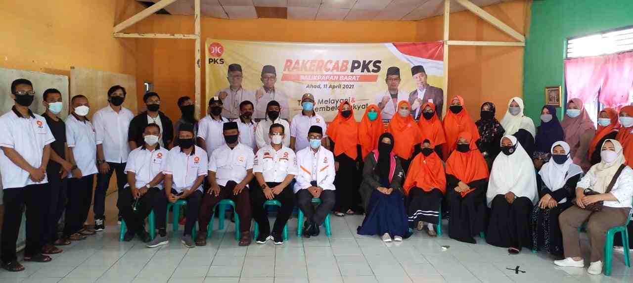 KEBERSAMAAN: Usai rakercab, Hendy Ferdian, sekretaris DPD PKS Balikpapan (tengah duduk) bersama Ketua DPC Balikpapan Barat, ketua depra beserta pengurus, Minggu,(11/4).