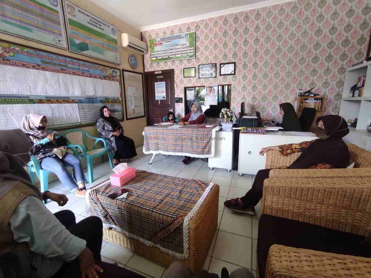 Suasana saat wartawan PROKAL.co bertemu dengan rekan kerja korban pembunuhan oknum TNI, di SDN 008 Balikpapan Tengah, Jumat (16/4).