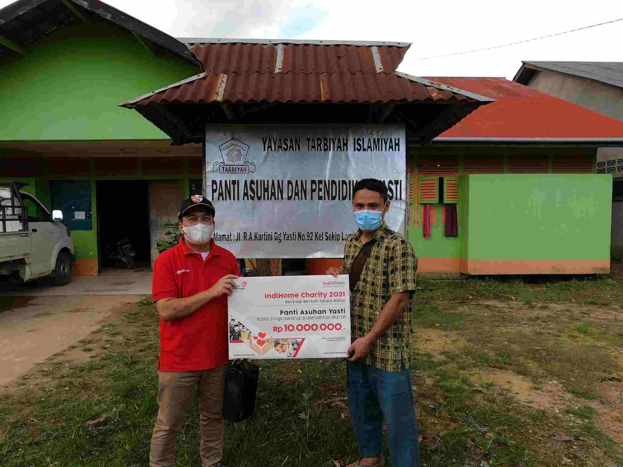 BERKAH TANPA BATAS: Memaknai bulan suci Ramadan 1442 H, PT Telkom Indonesia melalui Kakandatel Singkawang, Salehudin (baju merah) menyerahkan bantuan dana kepada perwakilan Panti Asuhan Yasti, Singkawang.