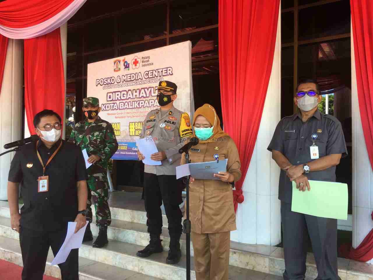 Tim satgas COVID-19 saat menyampaikan press rilis di Halaman Kantor Pemerintah Kota Balikpapan, Senin (24/5). rin/pro
