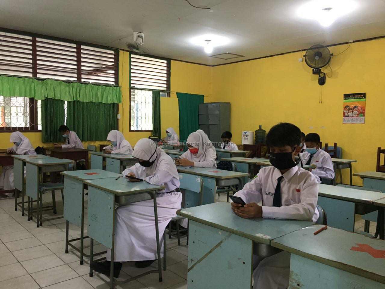 Penerapan Penilaian Akhir Tahun (PAT) yang dilakukan tatap muka untuk kelas VII di SMP Negeri 3 Balikpapan mulai hari ini, Senin (24/5). rin/pro