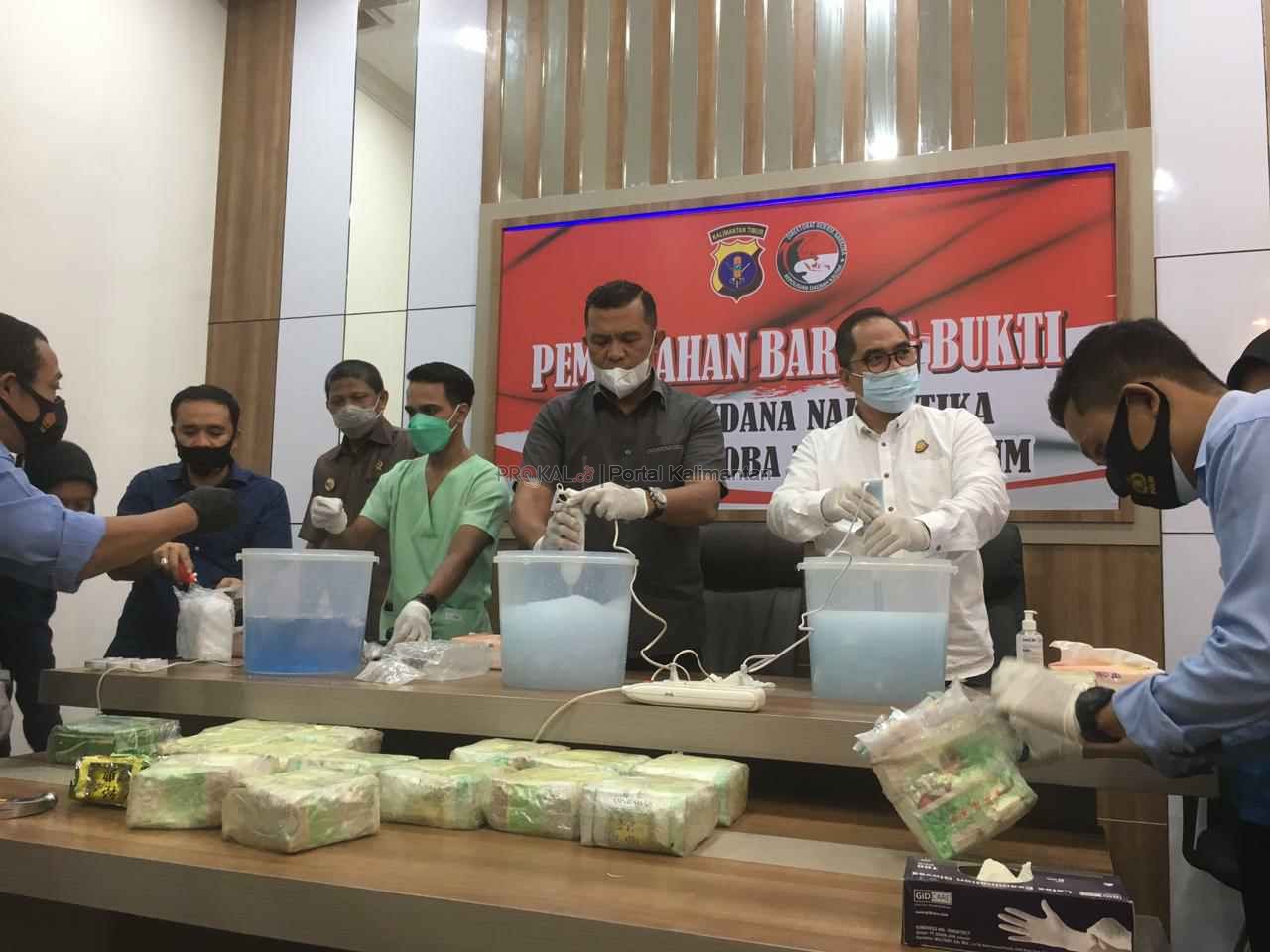Ditresnarkoba Polda Kaltim saat melakukan pemusnahan barang bukti sabu seberat 25,1 kg, Selasa (25/5).