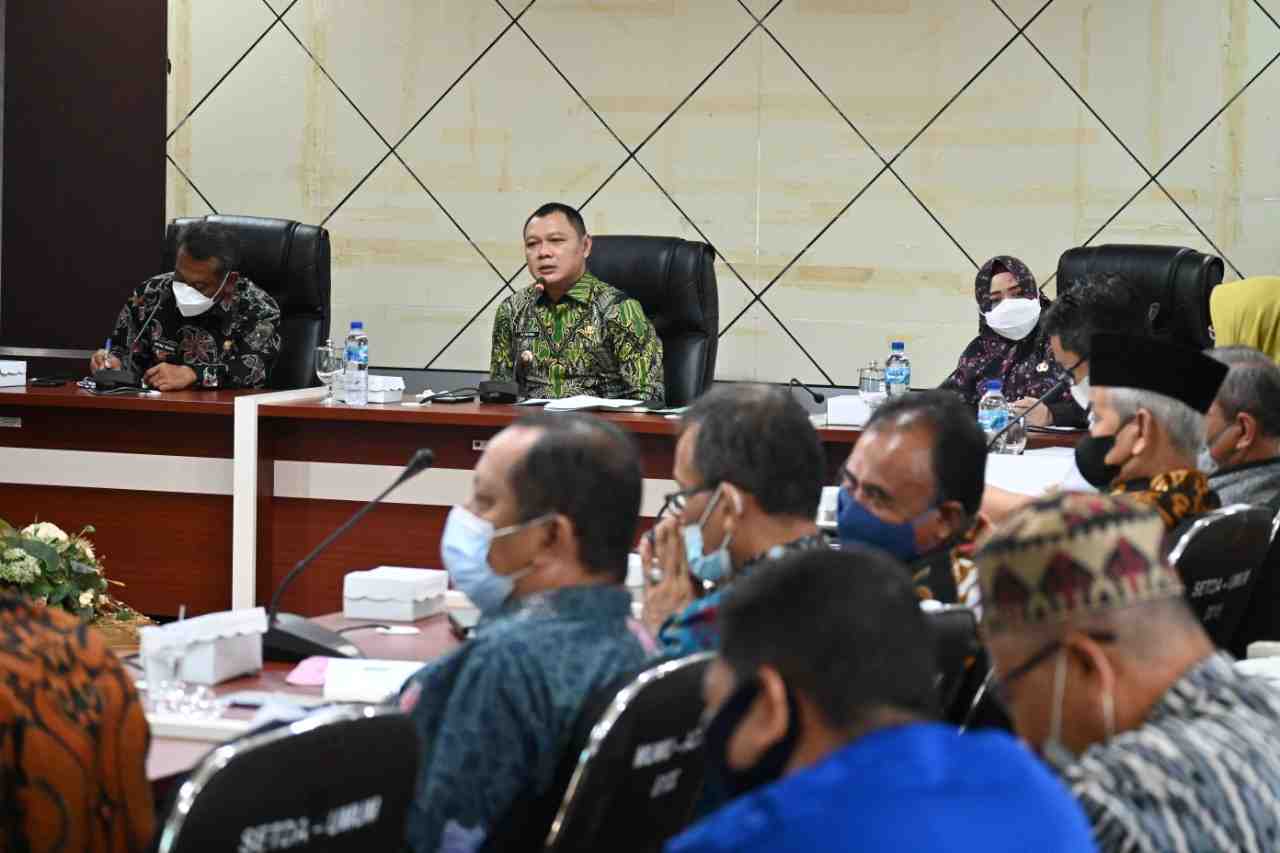 Bupati Paser dr Fahmi Fadli saat menyampaikan pemaparan dihadapan pimpinan OPD dalam rapat 100 hari pencapaian kinerja, Kamis (3/6).