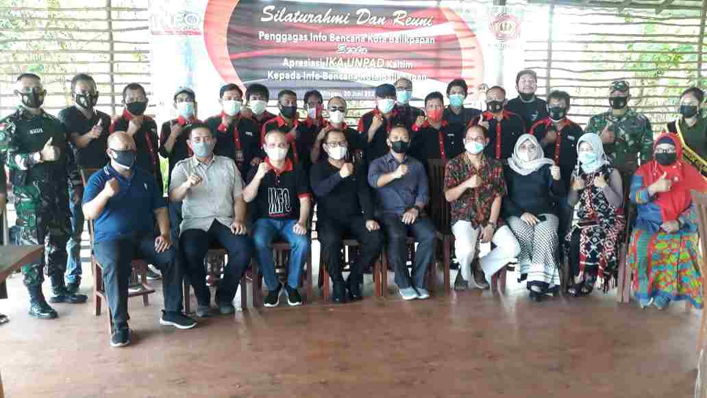 JALI KEAKRABAN: Pembina dan penggagas Info Bencana Kota Balikpapan berfoto dengan pengurus IKA UNPAD Kaltim dan Balikpapan abadikan momen usai silaturahmi.