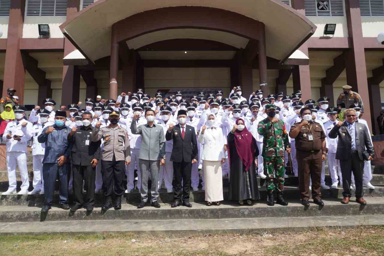 SEMOGA AMANAH: Bupati Paser dr Fahmi Fadli melantik 52 kepala desa hasil Pilkades serentak pada April 2021 lalu di GOR Sadurengas Paser, Desa Tapis Kecamatan Tanah Grogot, Kamis (24/6).