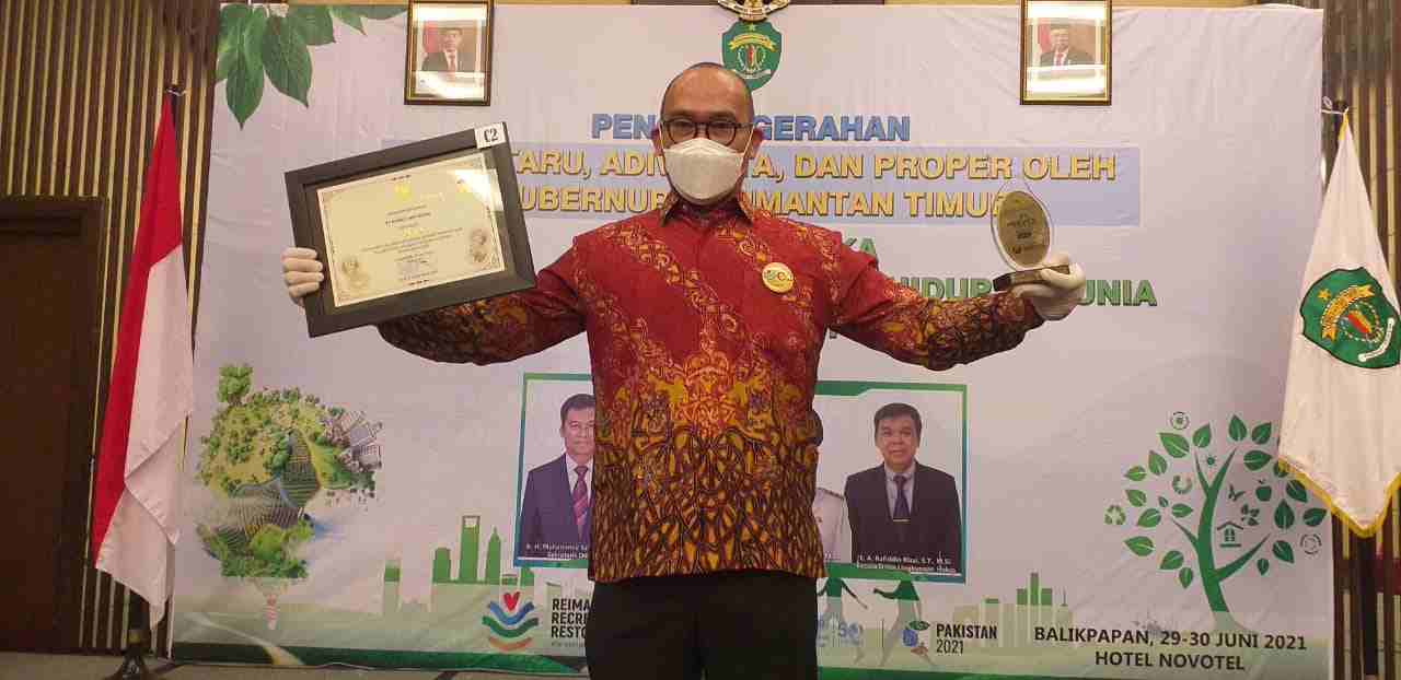 YANG KESEMBILAN: Presiden Direktur Kideco, M Kurnia Ariawan memegang piagam penganugerahan proper emas dalam rangkaian peringatan Hari Lingkungan Hidup Sedunia Tahun 2021 Provinsi K3altim.