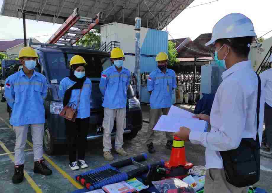 ELEKTRIFIKASI: Petugas PLN UIW Kaltimra UP3 Bontang ULP Bontang memasang instalasi listrik di PT Alam karya Gemilang. Di sana, mereka menyambung daya 690 ribu VA.