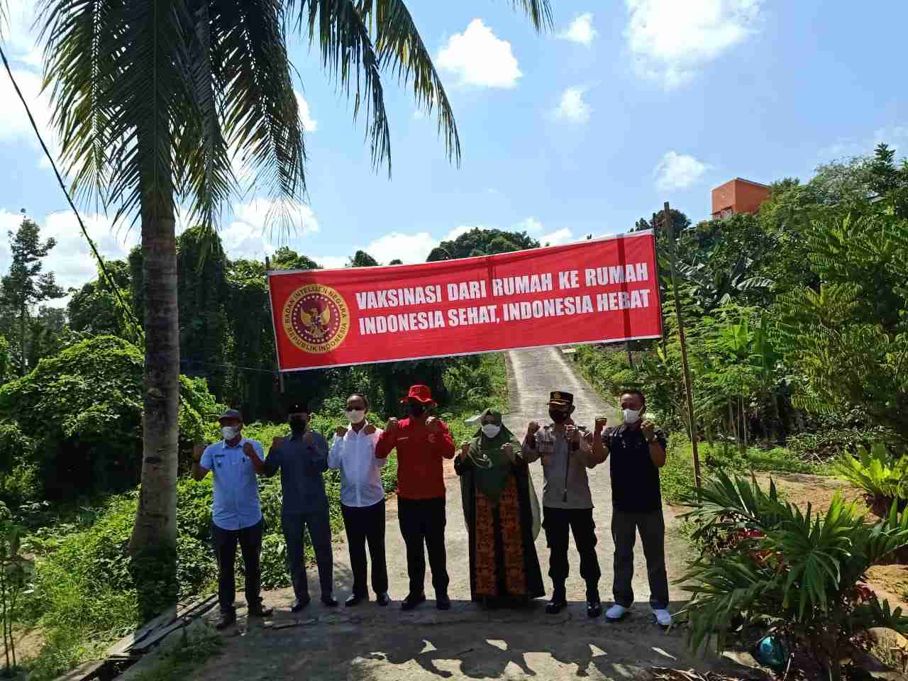 JEMPUT BOLA: Warga Desa Tapis Kecamatan Tanah Grogot mendapatkan layanan vaksin langsung di rumah, Kabinda Kaltim Brigjen TNI Danni Koswara memimpin langsung giat vaksinasi masal, Minggu (25/7).