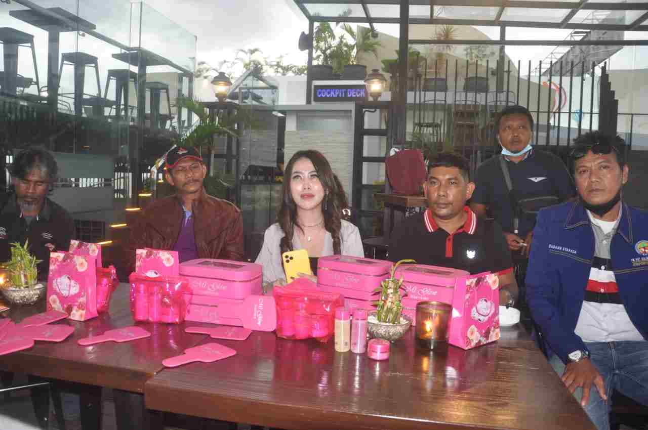 DUKUNGAN SUAMI: Sartika Deasy bersama suami (empat dari kiri) usai press conference bersama media-media Balikpapan di Rooptop lantai 11, Hotel Platinum.