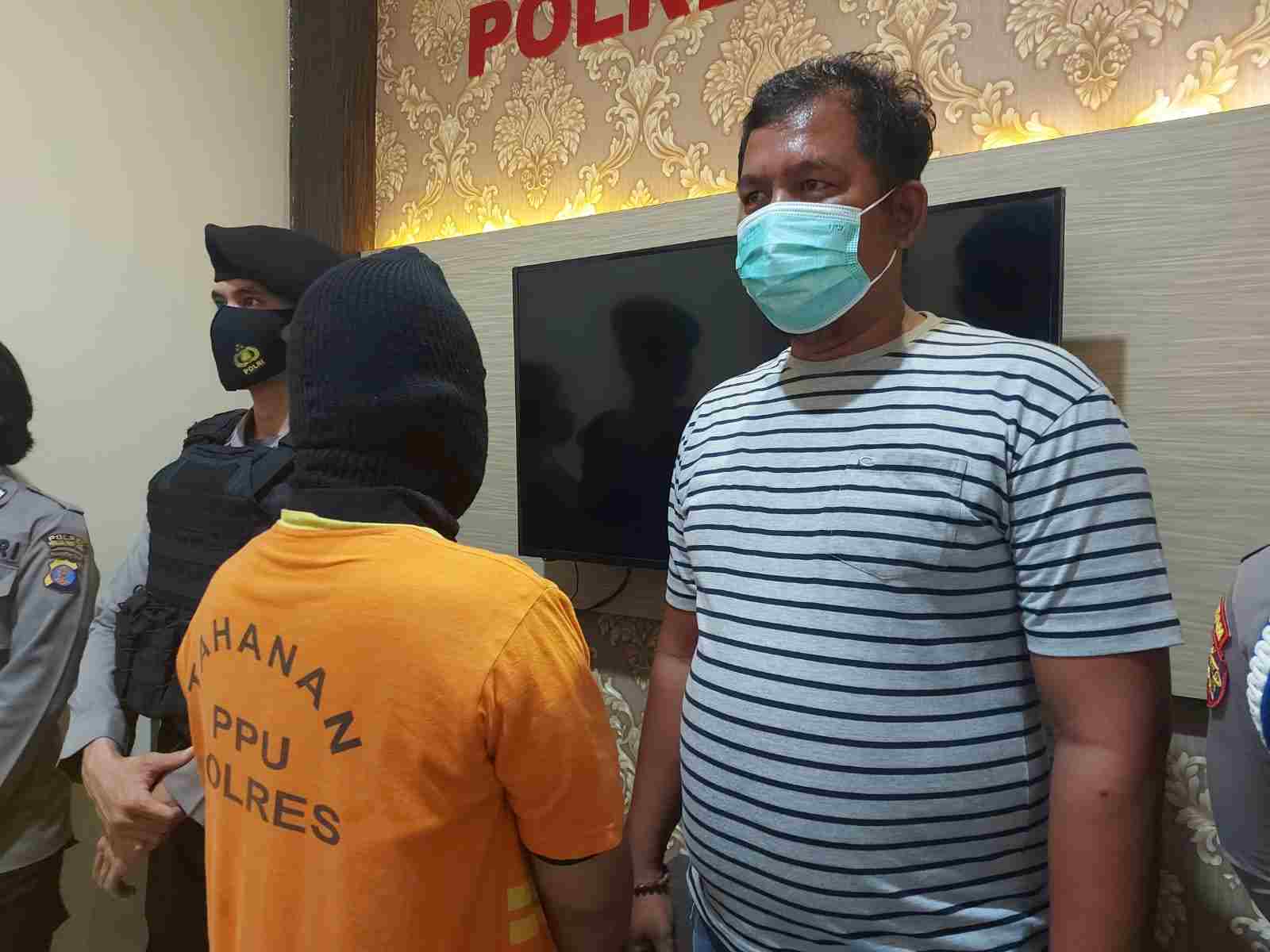 AL (baju oranye) saat dihadirkan di depan media di ruangan Polres PPU.
