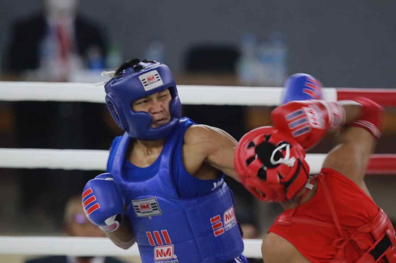 GAGAL EMAS: Devan Vebra Ananta (biru) hanya mampu menyumbang medali perak dari cabor muaythai.