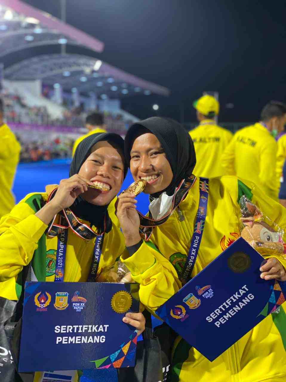 KOMPAK : Kakak beradik asal Balikpapan Nurasiah dan Nur Anisa turut mempersembahkan emas dari cabor hoki.