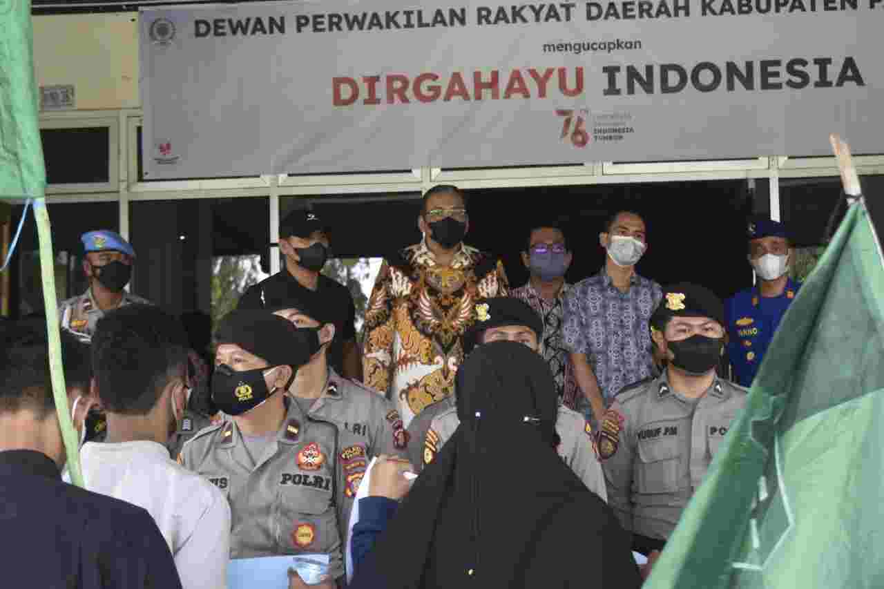 SAMPAIKAN ASPIRASI: Para mahasiswa di Kabupaten Paser menyampaikan orasi di halaman kantor DPRD Paser terkait banjir, Kamis (21/10).
