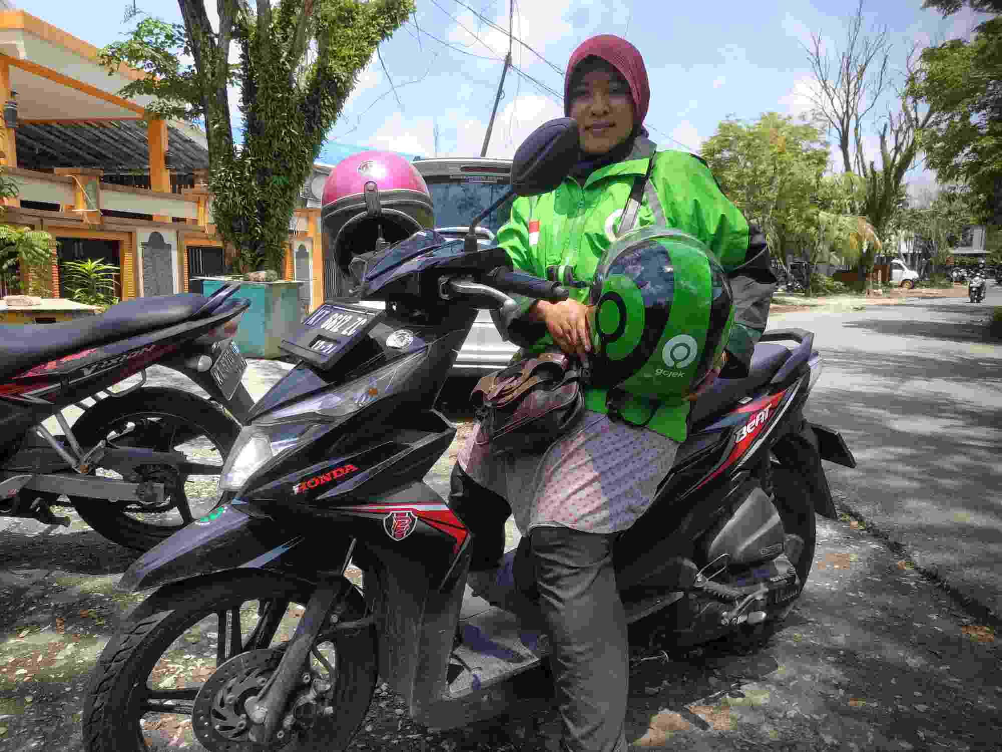 PILIHAN HIDUP: Anik Setiawati menggantungkan hidupnya bersama ketiga buah hati dengan menjadi driver Gojek.