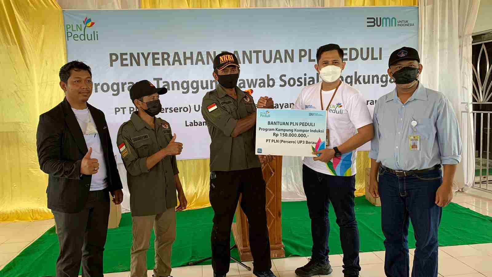 Serahkan: Manajer UP3 Berau, Deni Setiawan menyerahkan bantuan kompor induksi kepada Kepala Kampung Labanan Makmur, Mupit Datusahlan