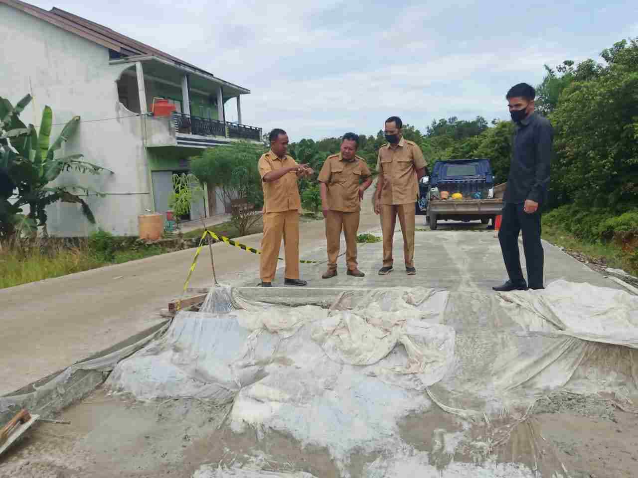 AWASI PEMBANGUNAN: Anggota komisi III DPRD Paser Eva Sanjaya meninjau peningkatan jalan link Desa Janju menuju Desa Jone atau jalur menuju kantor Brimob, Senin (8/11).