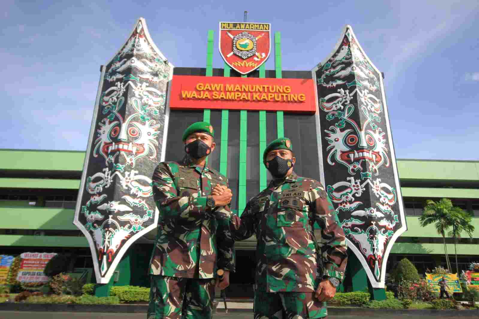 Mayjen TNI Heri Wiranto (kanan) salam komando dengan Pangdam VI Mulawarman yang baru, Mayjen Teguh Pudjo Rumekso.