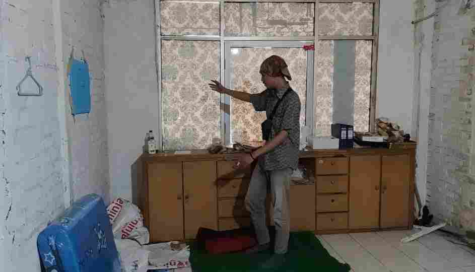 DIBOBOL : Koordinator Kurir dan Driver Ninja Express, Gusti Ridha Ramadani Saputra menunjukkan lokasi pembobolan.