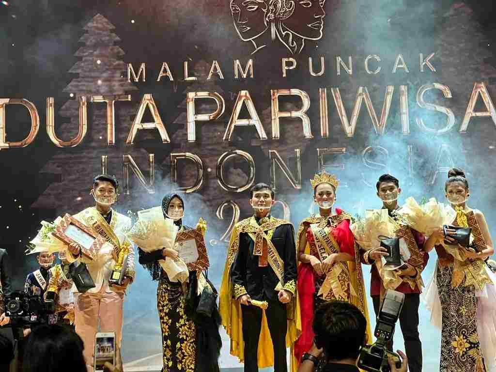 MEMBANGGAKAN : Aldasya Nitsa Zafirah (dua kiri) tampil sebagai runner up 1 Duta Pariwisata Indonesia 2021.