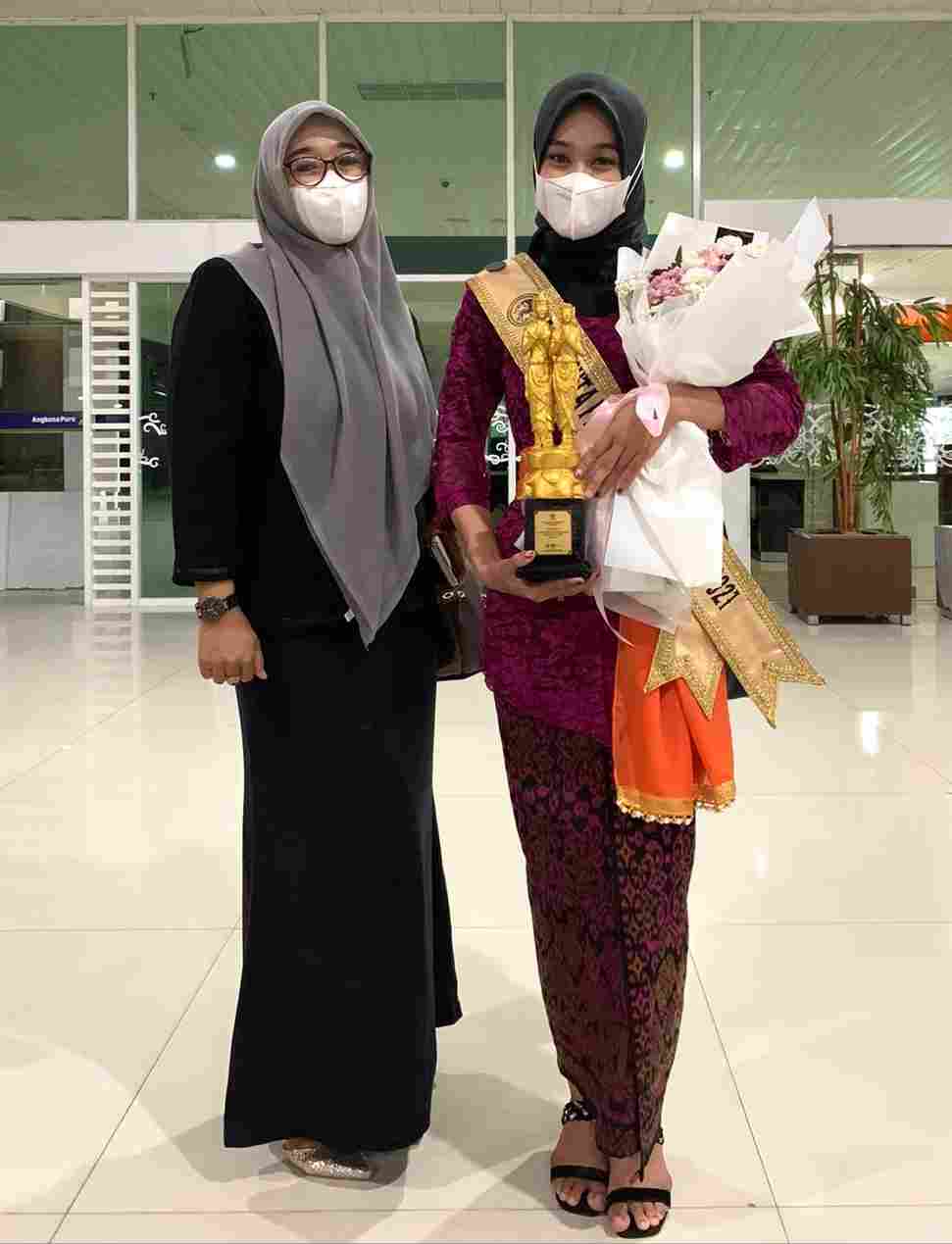 Aldasya Nitsa Zafirah (kanan) bersama ibunda tercinta, Ida Prahastuty.