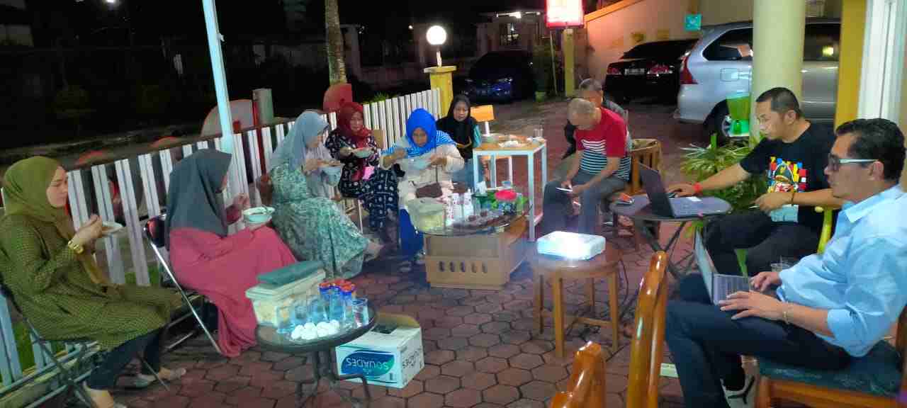 SIAP DIGELAR; Suasana rapat persiapan Muscab KKMSB kota Balikpapan ke -IV yang dipimpin Ketua Panitia, Yudhi Saharuddin (baju putih) dan Syamsul Syarif (baju hitam) di Pondok Garuda.