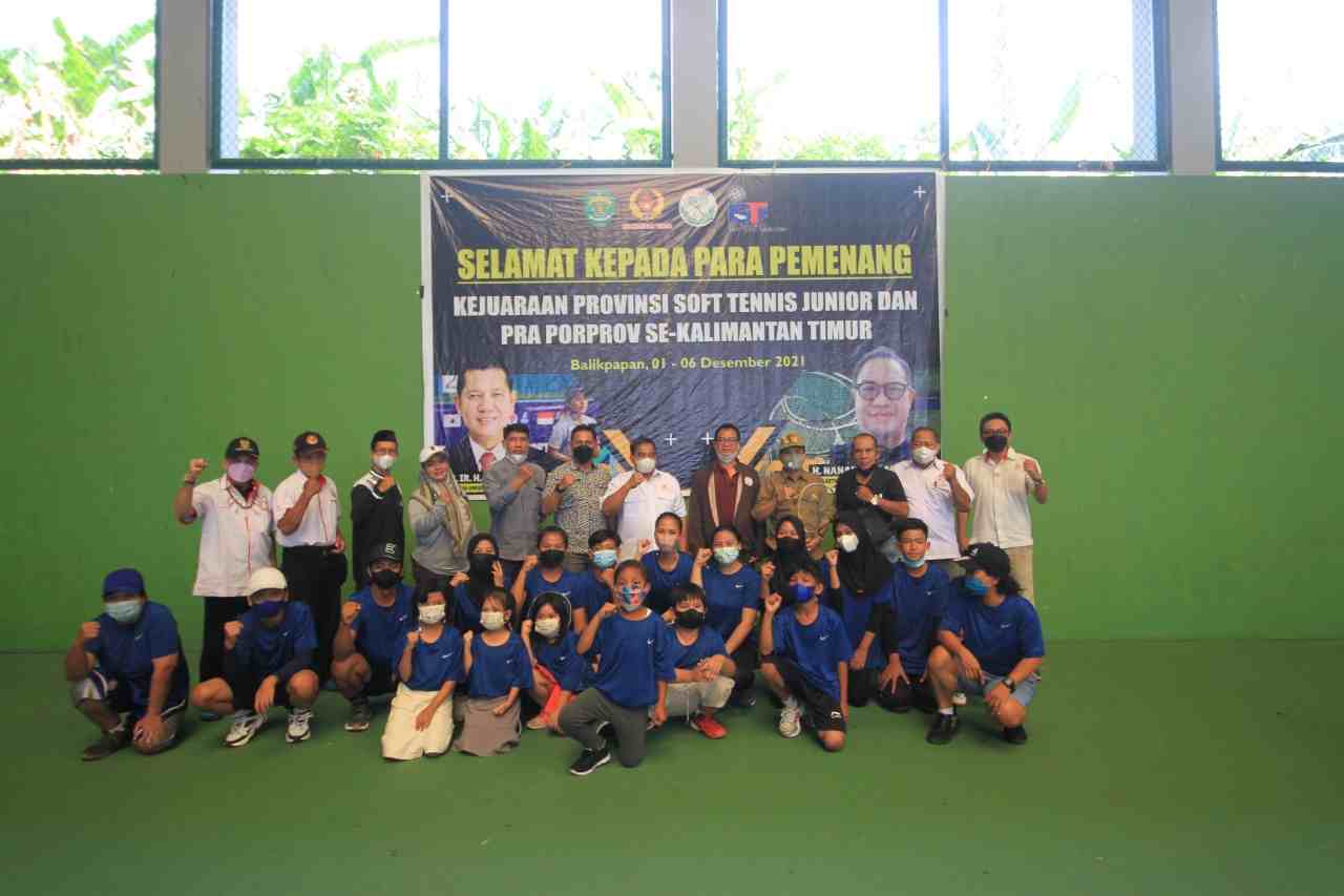 PELEPAS DAHAGA : Sebanyak 175 atlet senior dan junior ambil bagian pada Kejurprov Junior dan Pra-Porprov Soft Tennis 2021 yang berlangsung di Balikpapan, 1-6 Desember nanti. (foto: anggi praditha for prokal.co)