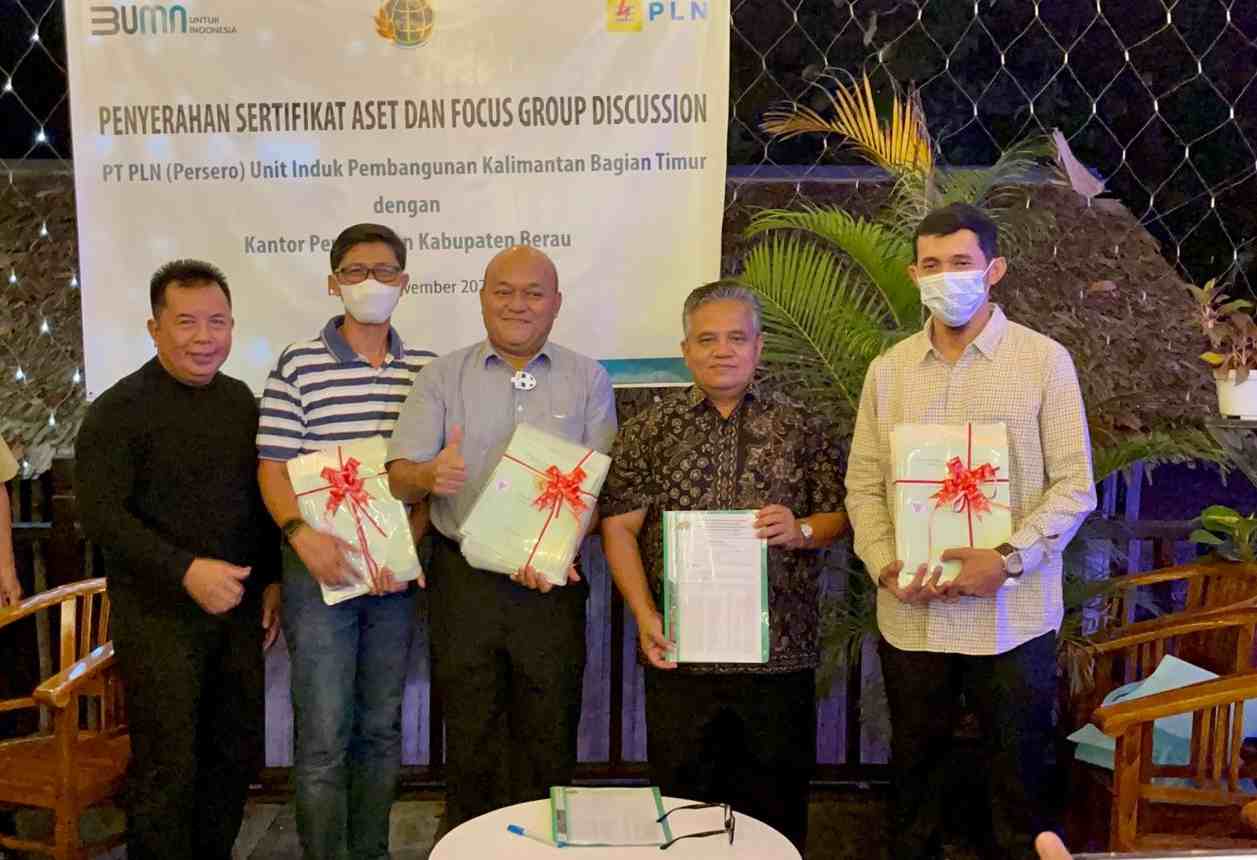 SINERGISITAS: Kepala Kantor Pertanahan Berau Timbul Simanjuntak (dua kanan) menyerahkan 90 sertifikat tanah kepada Senior Manager Perizinan, Pertanahan dan Komunikasi PLN UIP Kalbagtim, Basuki Rahman (tengah).