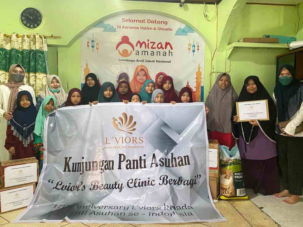 PEDULI PANTI: manajemen L’viors Cabang Balikpapan berfoto bersama di Panti Asuhan Mizan Amanah.