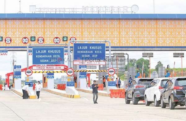 Pintu tol Balikpapan-Samarinda. Akhir tahun.  Dipastikan arus lalu lintas naik di tol ini.