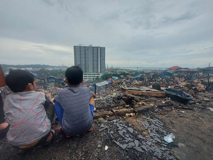 MASIH PERIKSA SAKSI : Dua bocah menyaksikan reruntuhan bekas kebakaran di Jalan Polisi, Kelurahan Baru Ilir, Kecamatan Balikpapan Barat.
