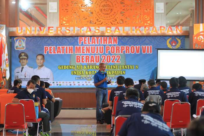 MENINGKATKAN KUALITAS : Paulus L Pesurnay bakal memberikan materi kepada puluhan pelatih di Balikpapan hingga 19 Desember nanti.