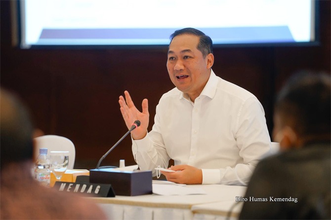 PIMPIN RAPAT: Kegiatan Menteri Perdagangan Muhammad Lutfi saat memimpin rapat bersama Kamar Dagang dan Industri (Kadin) Indonesia dan para asosiasi di Kantor Kementerian Perdagangan, Senin (20/12/2021). (Biro Humas Kemendag)