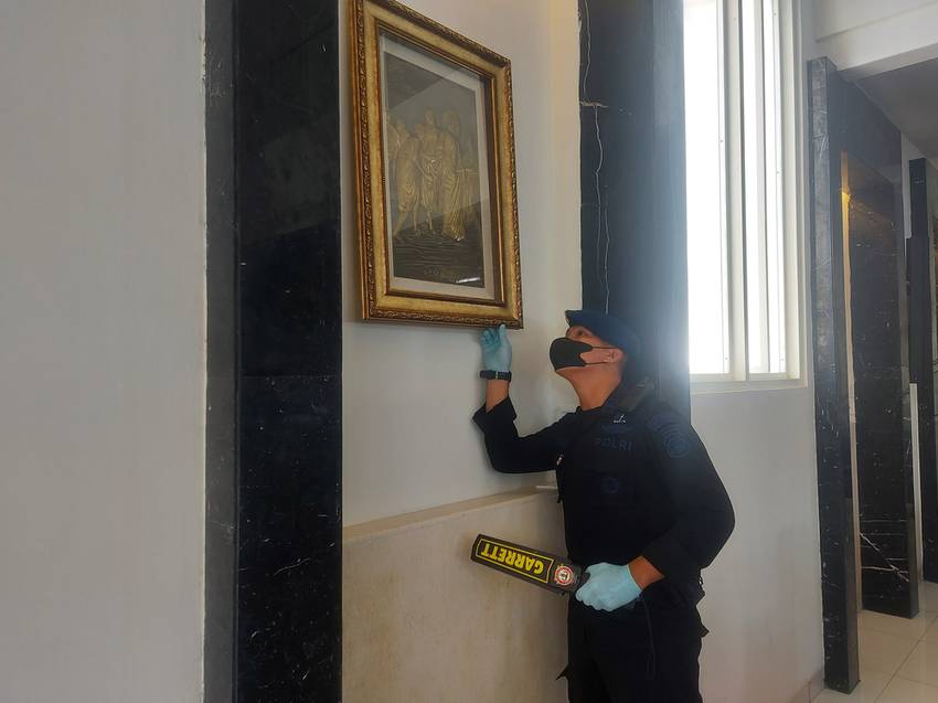 JAMIN KEAMANAN : Personel Satbrimob Polda Kaltim melakukan sterilisasi di Gereja Santa Theresia, Kelurahan Prapatan, Kecamatan Balikpapan Kota, Jum