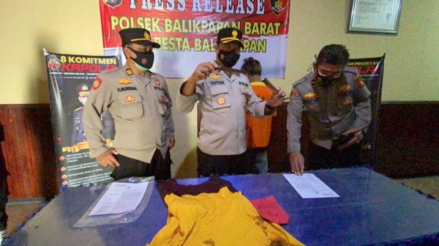 DITANGKAP : Kapolsek Balikpapan Barat, Kompol Totok Eko Darminto, menunjukkan badik yang digunakan Riswandi untuk menikam Erson.