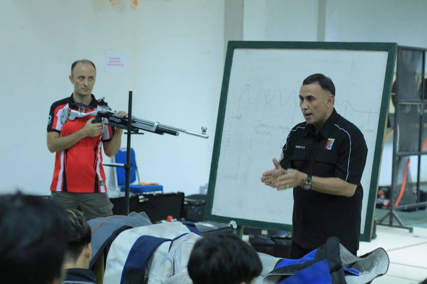 PENINGKATAN KUALITAS : Pelatih Pelatnas Ebrahim Inanlou alias Ali Reza (kiri) dan Ketua Komisi Kepelatihan dan Pendidikan PB Perbakin Glen Clifton Apfel (kanan), bakal berbagi ilmu kepada 38 atlet menembak junior Kaltim di Lapangan Menembak Manggar, Balik