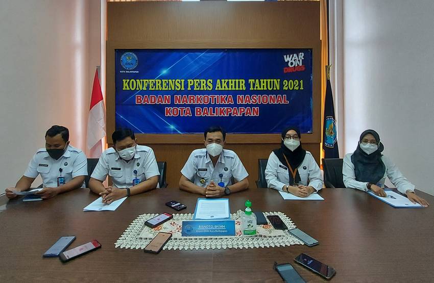 JADI PERHATIAN : Kepala BNN Kota Balikpapan Risnoto (tengah) menyebut peredaran ganja sintetis di Balikpapan menyasar para pelajar. Itu diungkapkan saat konferensi pers akhir tahun di Kantor BNN Kota Balikpapan, Kamis (30/12) siang.