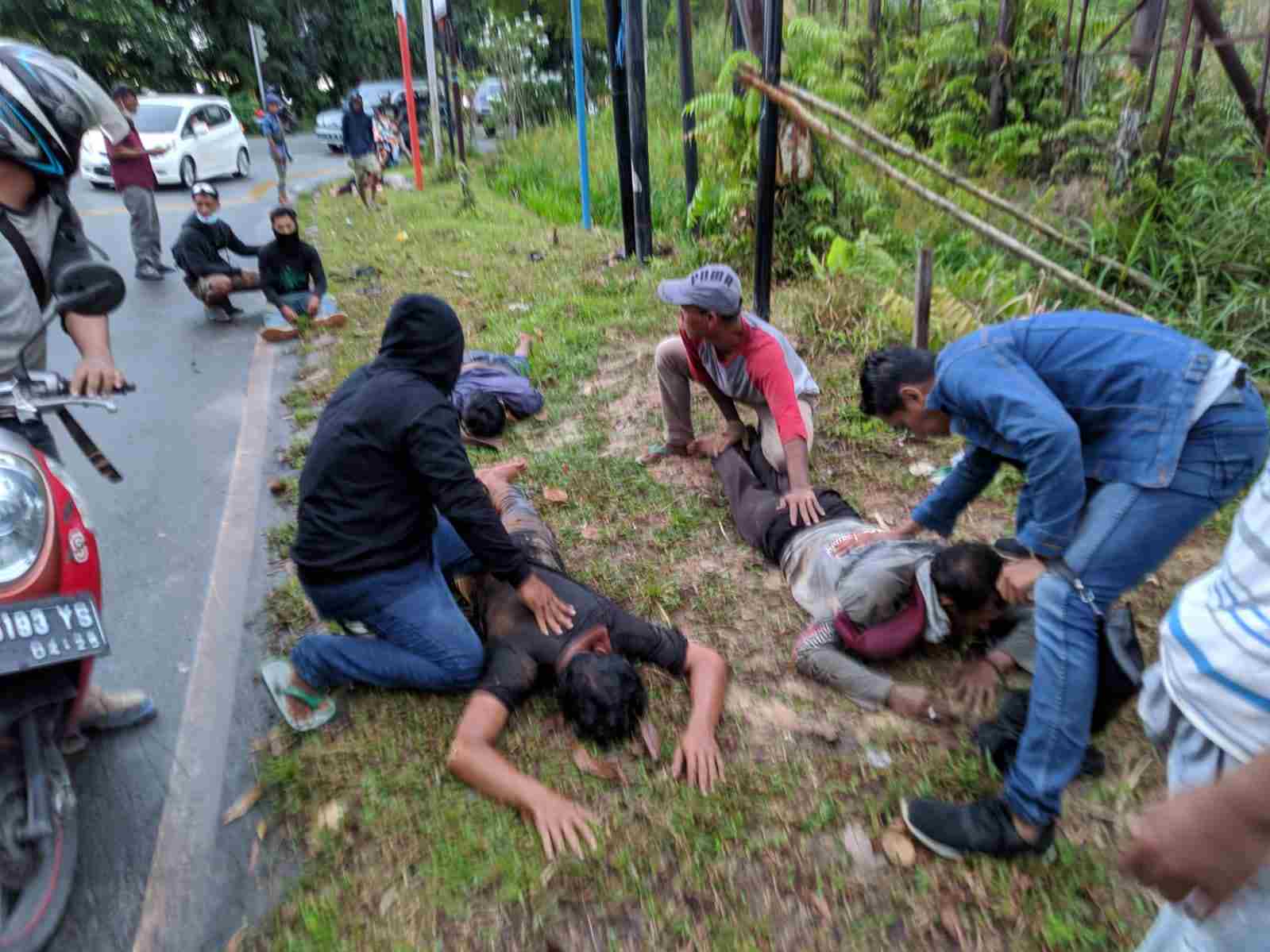 MUSIBAH : Lima pekerja pemasangan tiang di Jalan Syarifuddin Yoes kesetrum listrik, satu meninggal dunia di tempat.